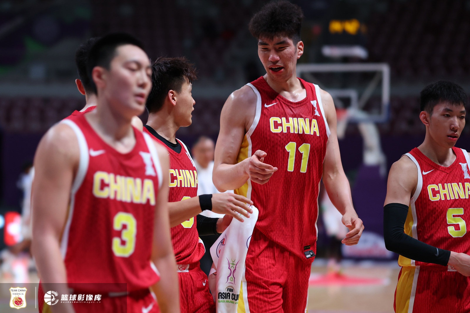 媒体人:中国男篮真的好起来了 我们正在从低谷里往上爬了
